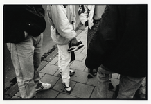 108234 Afbeelding van enkele jongeren die onderhandelen over de prijs van gestolen gympen in de Daalsebuurt te Utrecht.